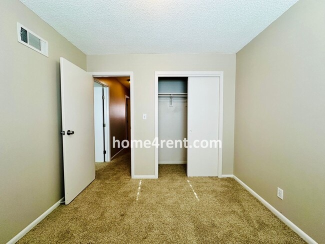 Building Photo - Beautiful Overland Park Townhome w/ Wood Floors, Large Open Kitchen and a Community Pool!
