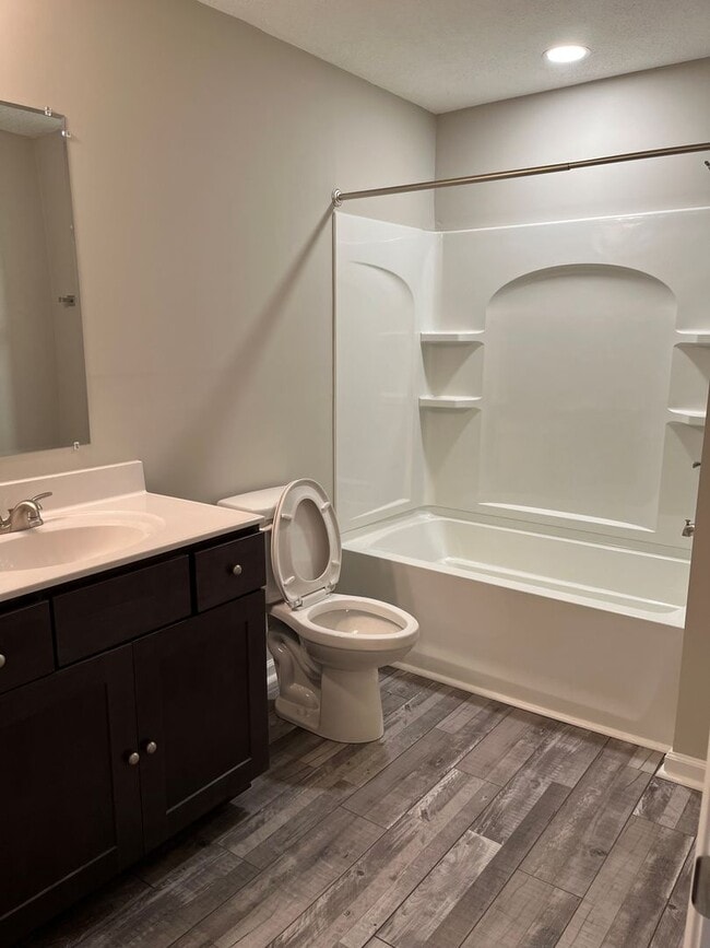 Building Photo - 3 Bedroom, 2 bath newly remodeled house