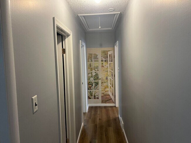 Building Photo - Updated Single Family Ranch Home with Fenc...