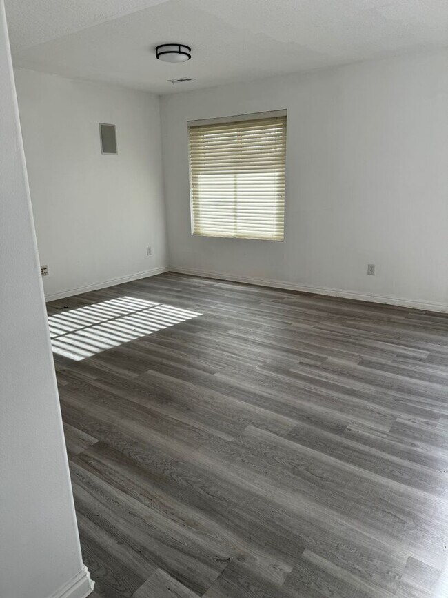 Building Photo - Townhouse with Spacious layout and convien...