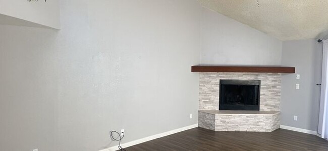 Building Photo - Foothills Condo!