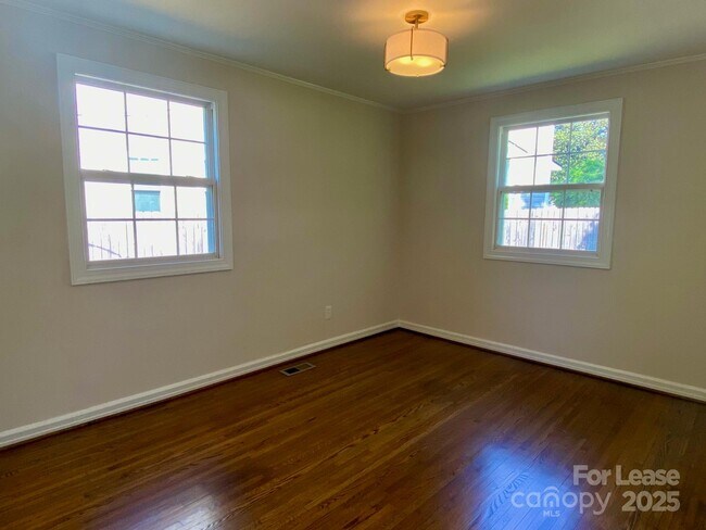 Building Photo - 5300 Buckingham Dr