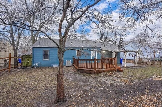 Building Photo - 1004 E Cedar St