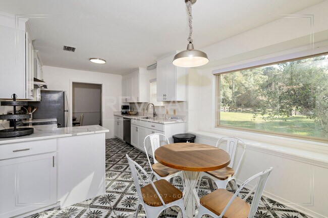 Building Photo - Stunning 3 Bed 2 Bath Brick Home with Huge Yard!