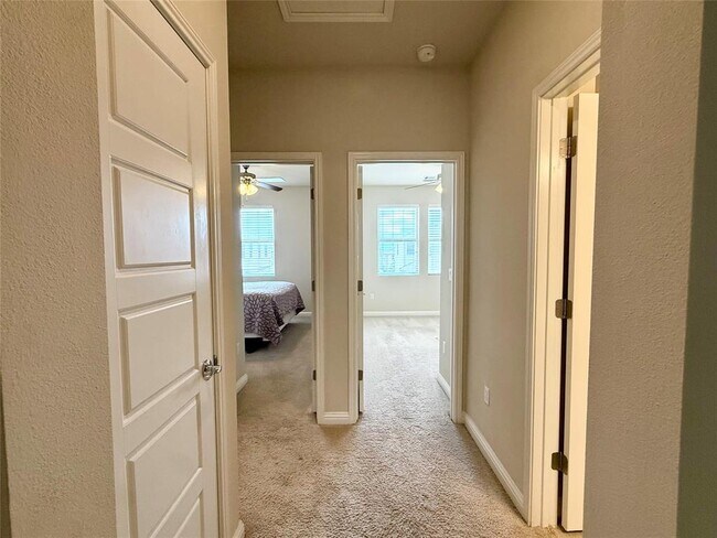 Building Photo - 6814 E Riverside Dr