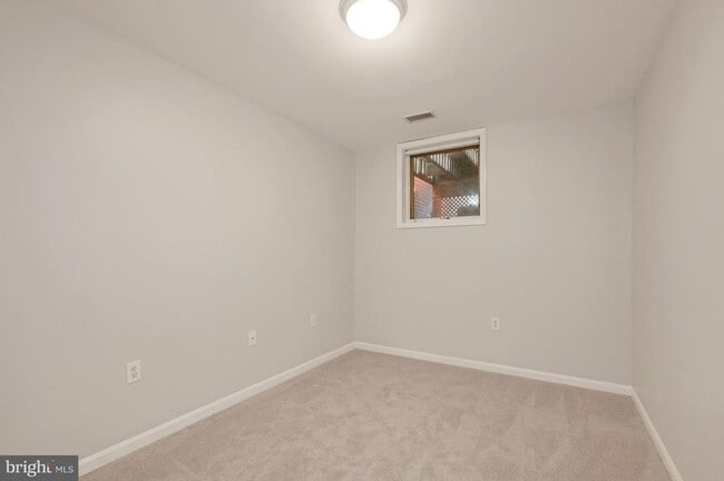 Building Photo - 648 C St NE