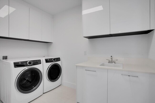 Building Photo - 151 N Seabreeze Blvd