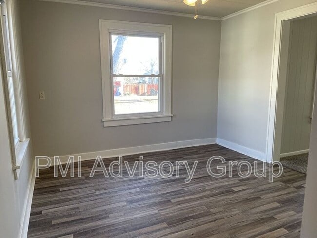 Building Photo - 721 SW Park Ln