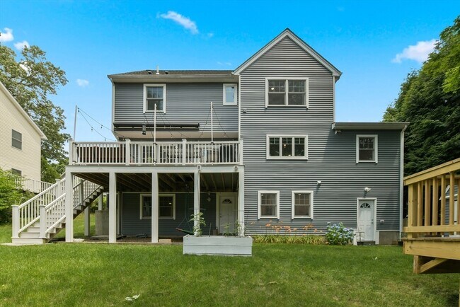 Building Photo - 10 Farrow St