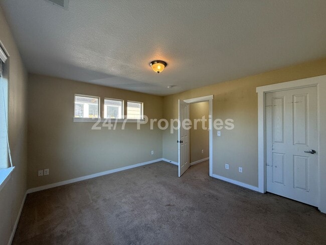 Building Photo - Cozy and Spacious Townhome w/ Deck & Balco...