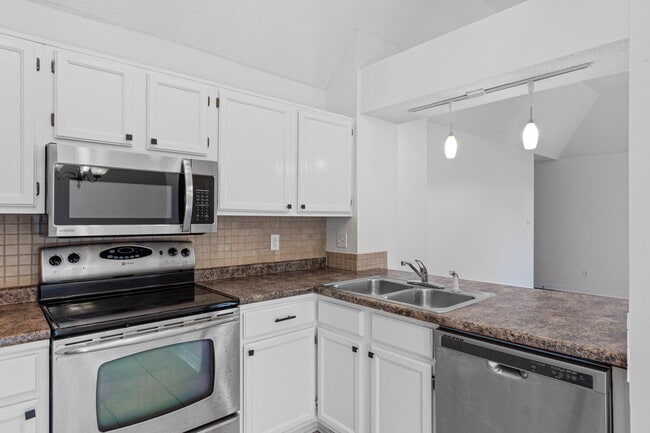 Building Photo - 1721 Colonial Ct