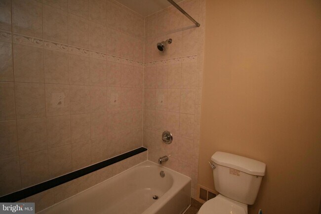 Building Photo - 512 Suffield Dr