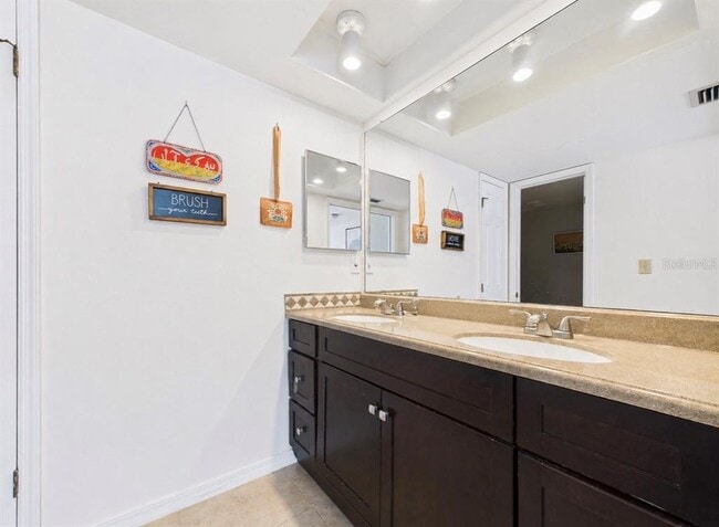 Building Photo - 2450 Pelican Ct