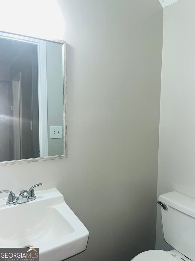 Building Photo - 606 Elm St