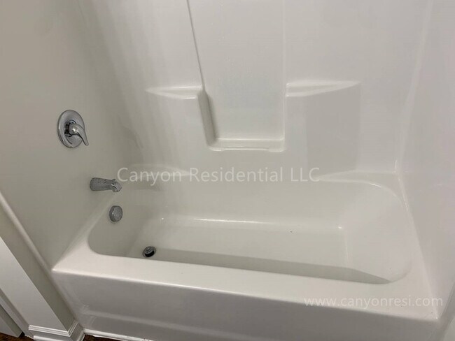 Building Photo - Recently Renovated!!Beautiful 4BR home.