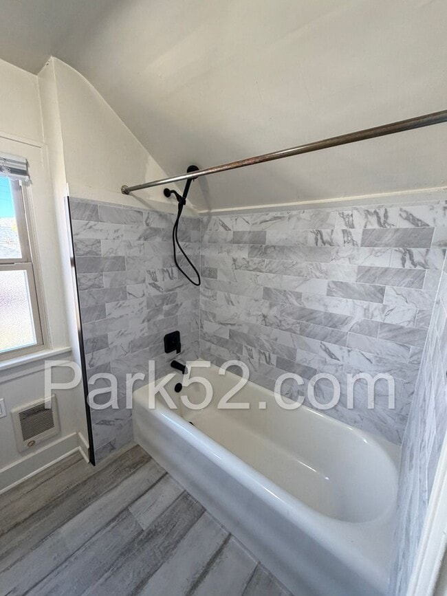 Building Photo - Beautiful 4 Bedroom in North Tacoma!