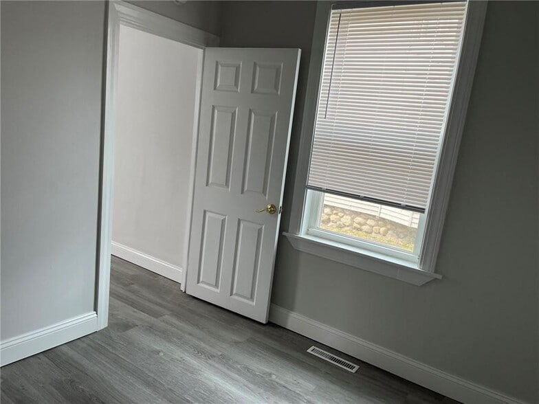 Building Photo - 318 Elm St