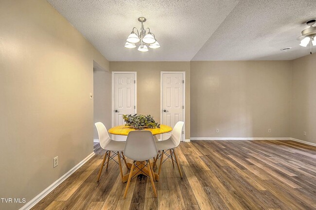 Building Photo - 2 Bedroom 1.5 Bath Townhome for Rent