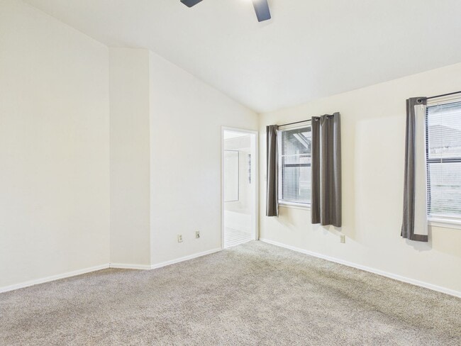 Building Photo - 3904 SW Parkridge Blvd