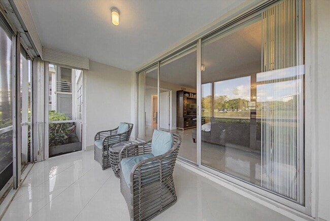 Building Photo - 2701 S Palm Aire Dr