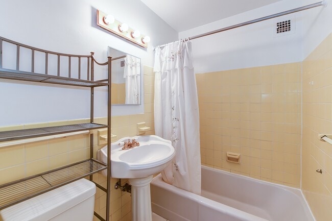 Building Photo - Charming & Bright Junior One Bedroom at River Place North