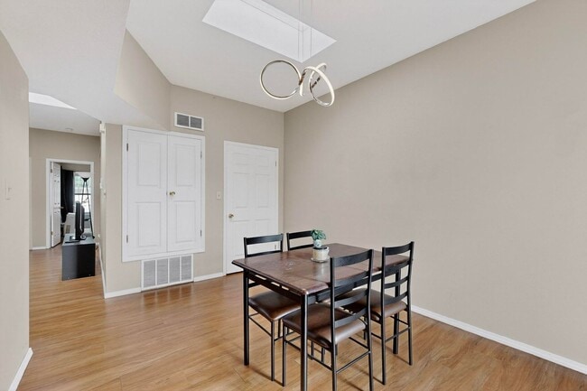 Building Photo - NE 2 Bedroom 2 Bath with Garage