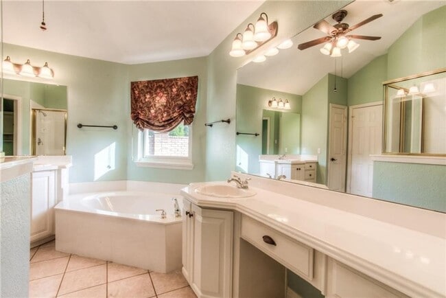 Building Photo - Spacious 3 Bed- 2 Bath in the Exclusive Private Riverwood Addition- SW Fort Worth- 76116