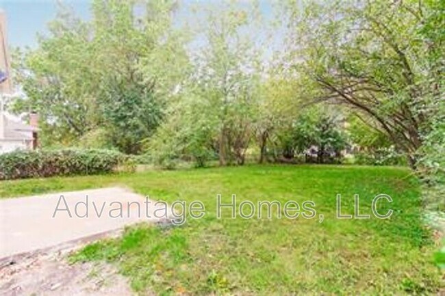 Building Photo - 1423 E Haven Ln