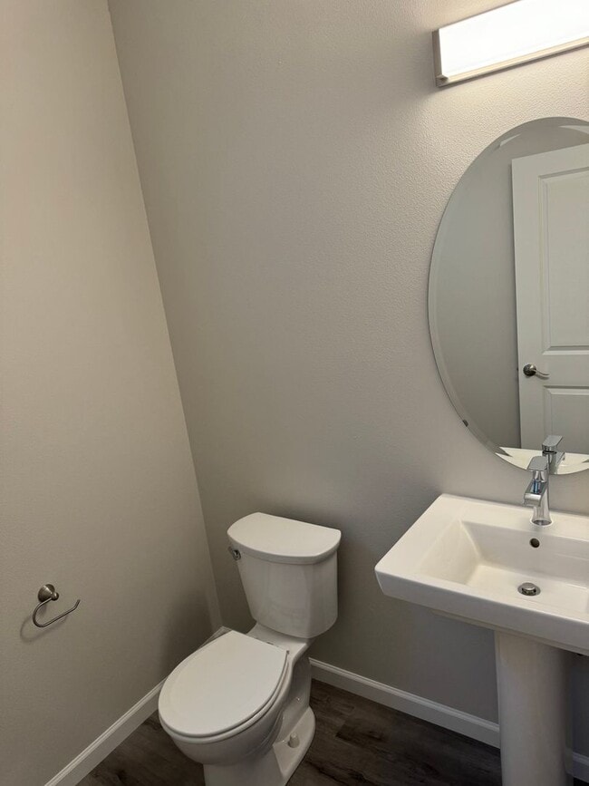 Building Photo - New 4 Bed / 2.5 Bath Duplex!