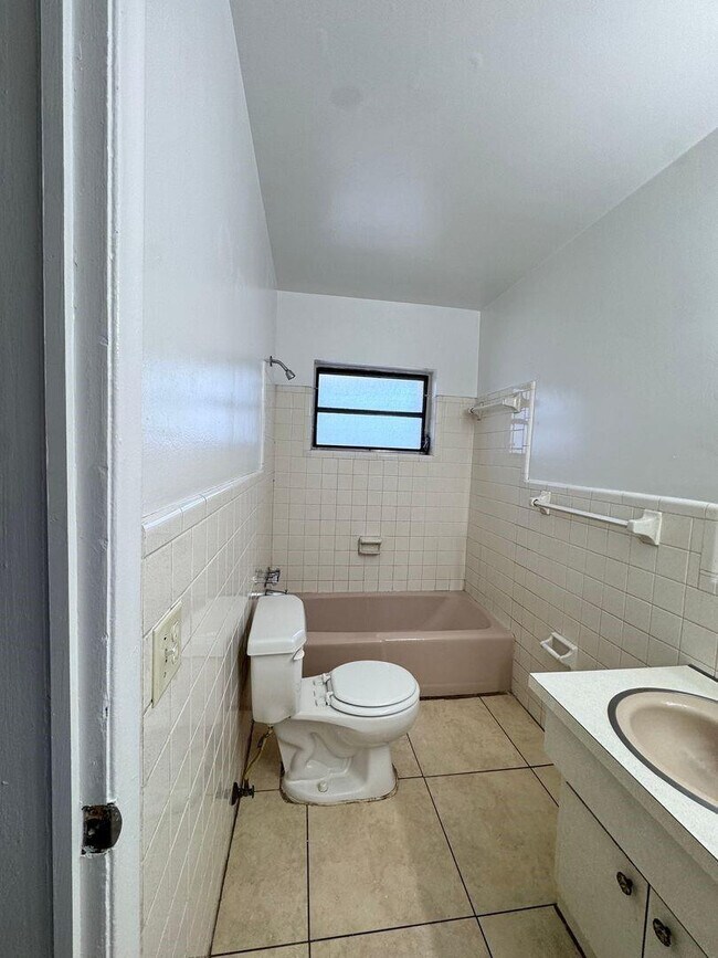 Building Photo - 890 NW 39th St