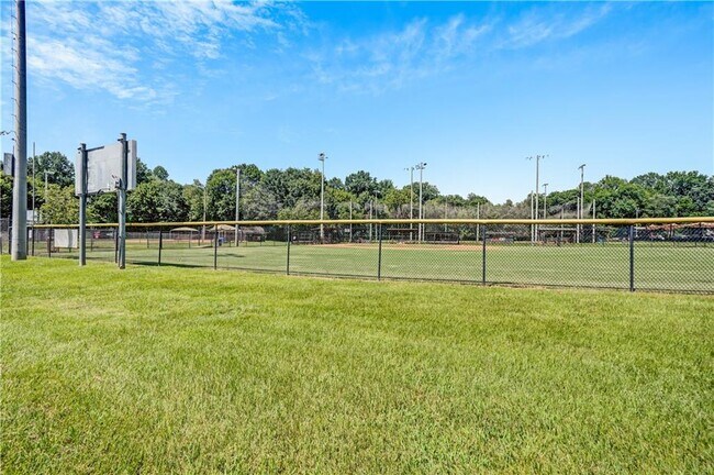 Building Photo - 2127 Desmond Dr