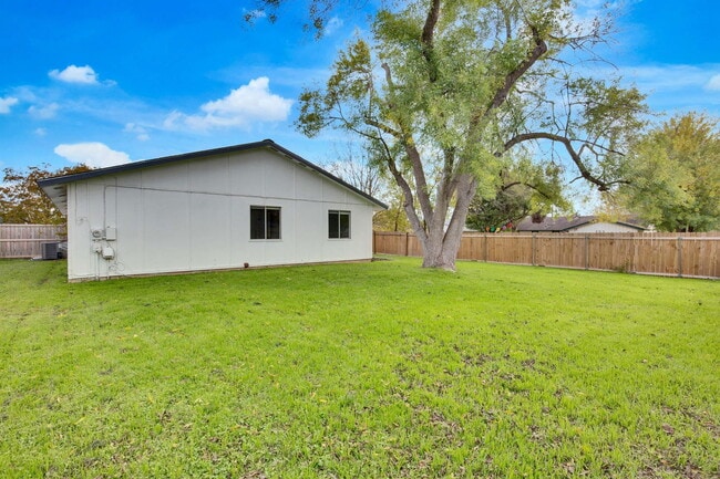 Building Photo - 7002 Skynook Dr