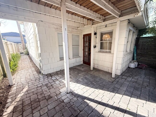 Building Photo - Charming Beachside Rental!