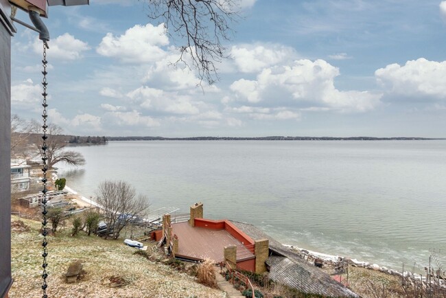 Building Photo - Lake Mendota Dream Home in Desirable Sprin...