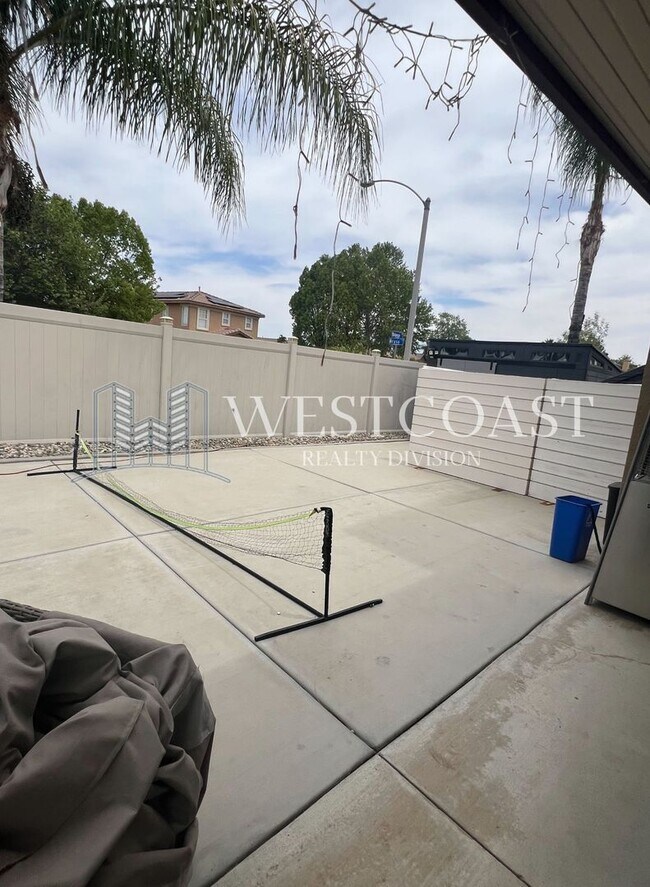Building Photo - Charming 3-Bedroom Home with Spacious Back...