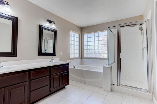 Building Photo - 809 Royal Birch Ln