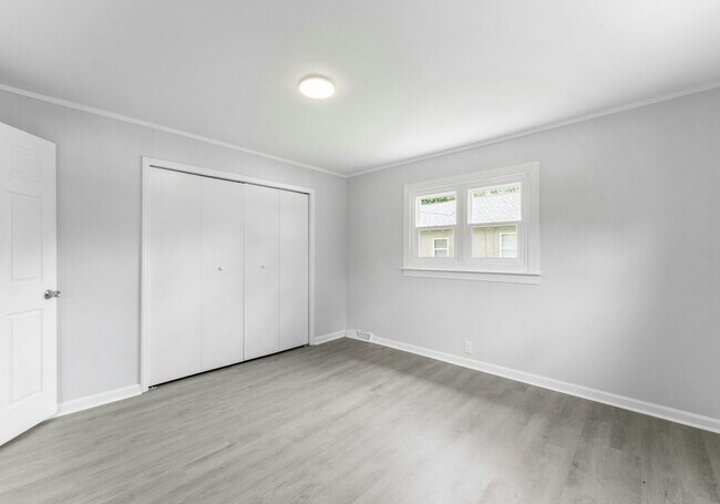 Building Photo - 901 Skyland St