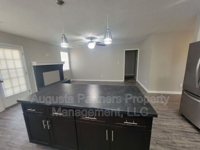 Building Photo - 142 Oakridge Dr