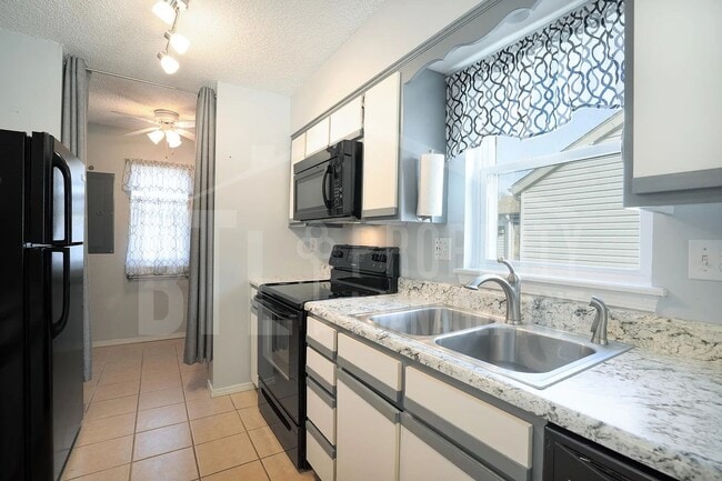 Building Photo - Great Condo near the Lake!