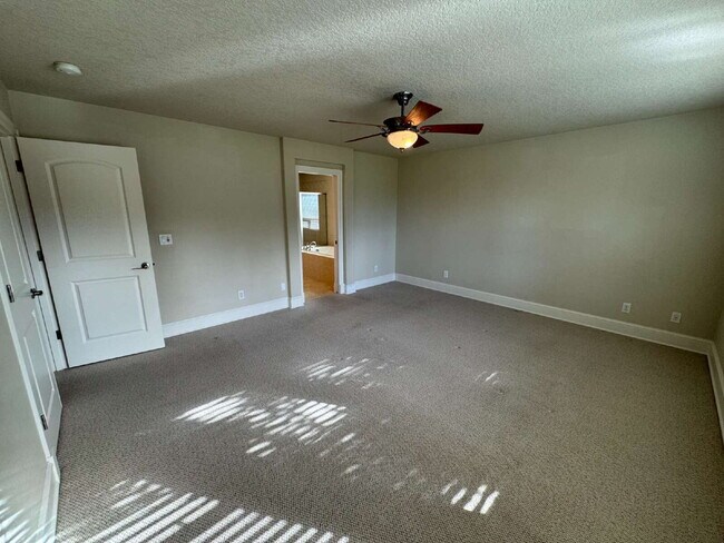 Building Photo - 4 Bedroom - 2 1/2 Bath Tualatin Home