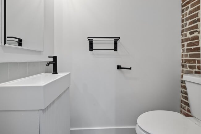 Building Photo - 105 S Poppleton St