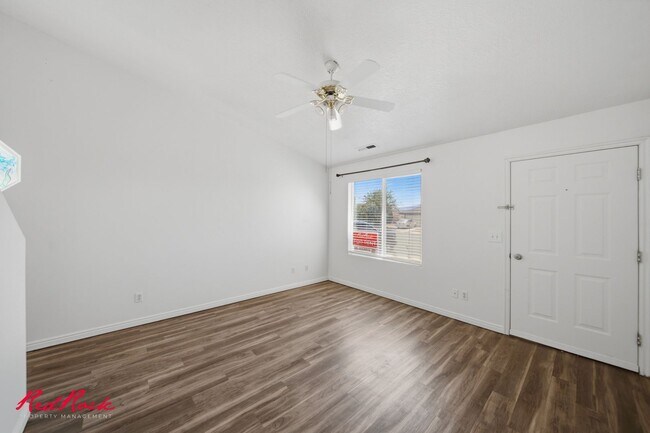 Building Photo - Spacious 3 Bedroom Townhome