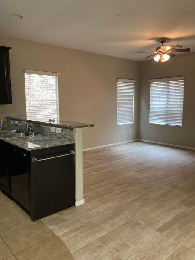 Building Photo - 3 bedroom 2 bath 2 car garage