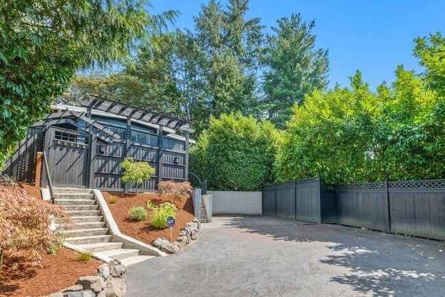 Building Photo - Elegant Air-Conditioned Newly Remodeled Matthews Beach Rambler