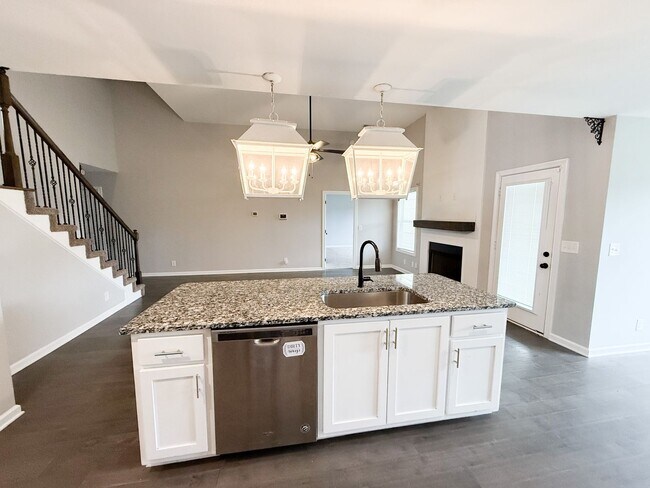 Building Photo - 3 Bedroom 3 Bathrooms located on a Cul De ...