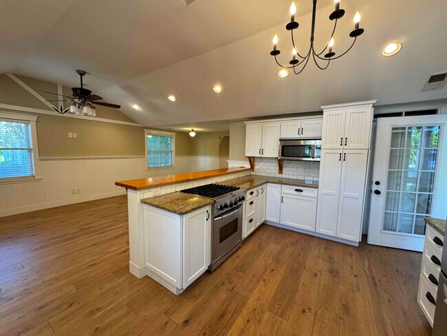 Building Photo - 7822 Lakewood