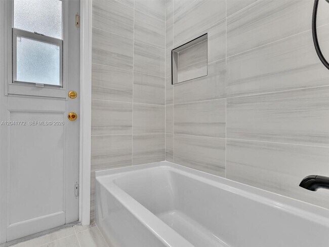 Building Photo - 8813 NW Paradise Ct