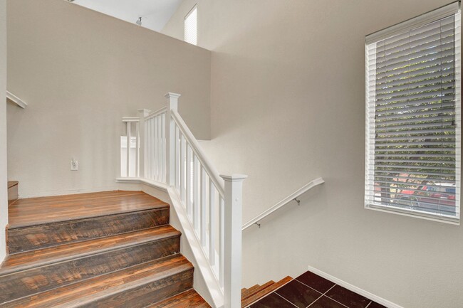 Building Photo - 3 Bedroom Split Level Home in Centennial H...
