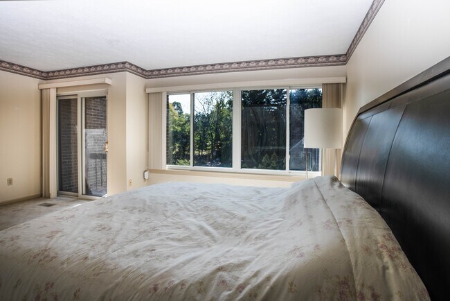 Building Photo - 804 Fairways Dr