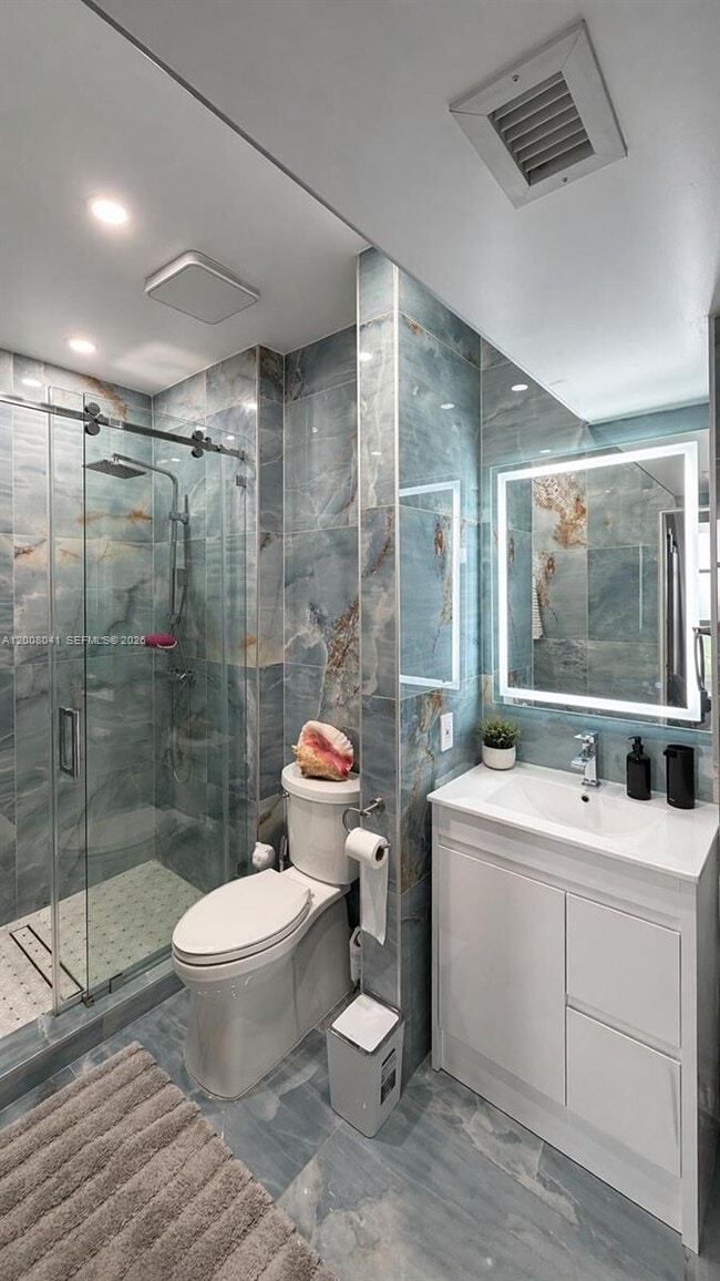 Building Photo - 3731 N Country Club Dr